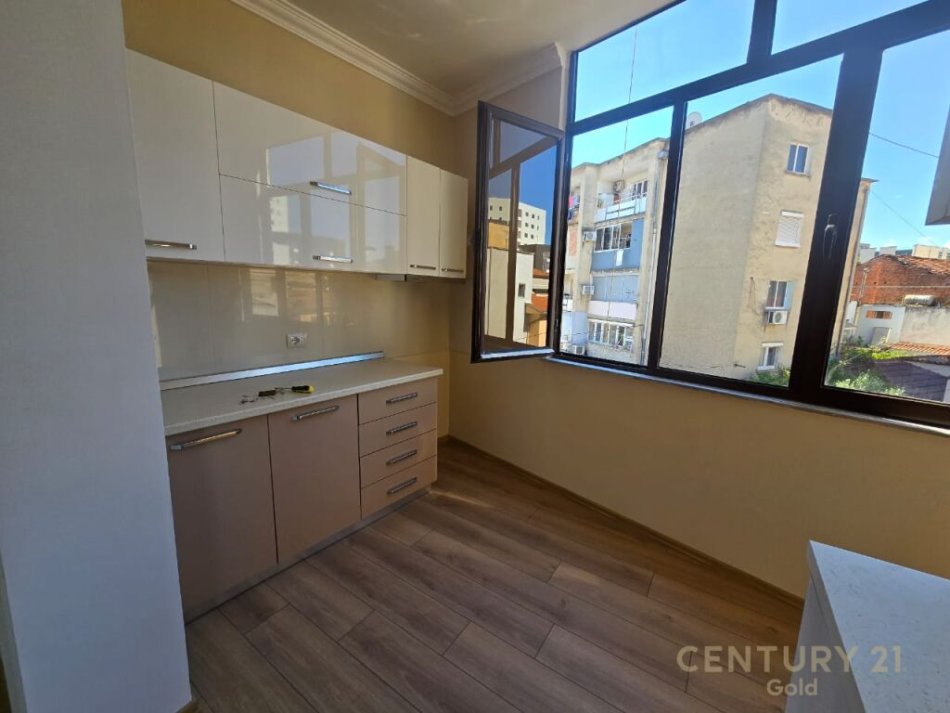 Tirane, shitet apartament 2+1 Kati 3, 105 m² 170,000 € (Mine Peza)