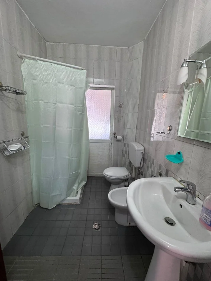 Tirane, jepet me qera apartament 2+1+Aneks+Ballkon Kati 5, 85 m² 450 € (rruga e Kavajes)