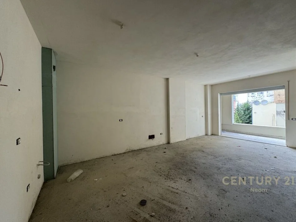 Tirane, shes 1+1+Ballkon Kati 1, 74 m² 181.000 € (rruga pazari i ri)