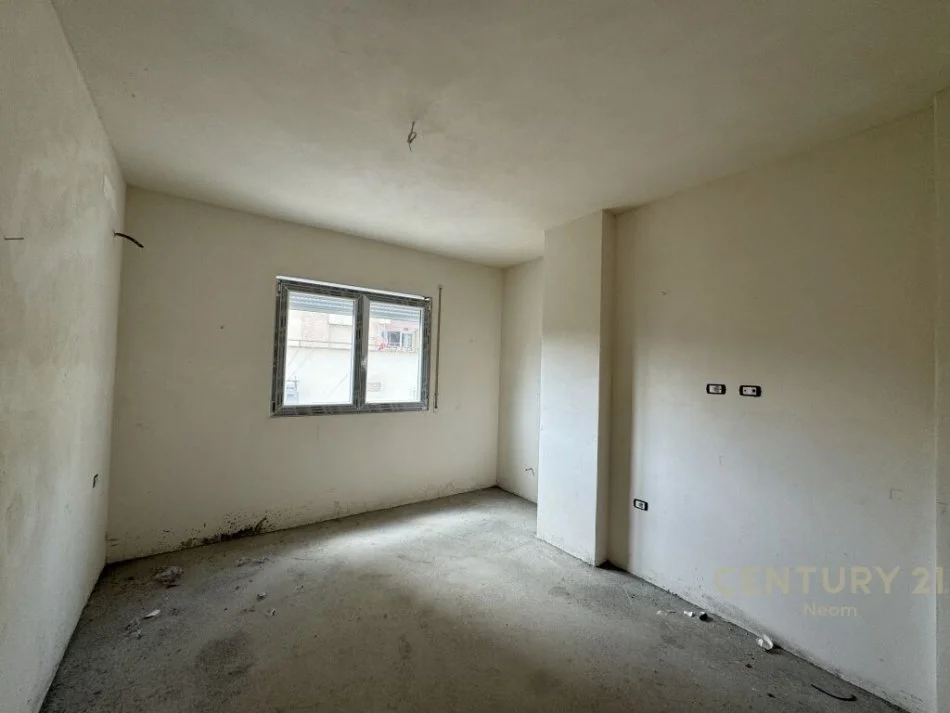 Tirane, shes 1+1+Ballkon Kati 1, 74 m² 181.000 € (rruga pazari i ri)