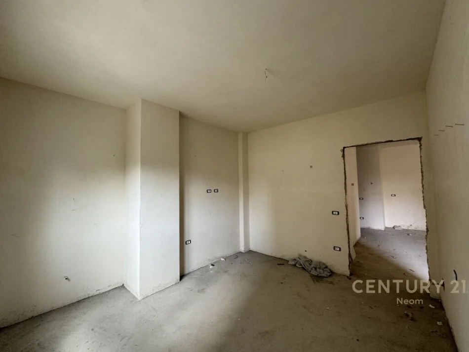 Tirane, shes 1+1+Ballkon Kati 1, 74 m² 181.000 € (rruga pazari i ri)