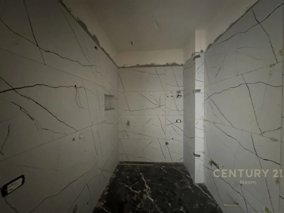 Tirane, shes 1+1+Ballkon Kati 1, 74 m² 181.000 € (rruga pazari i ri)