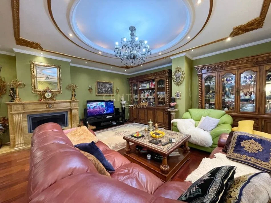 Tirane, jepet me qera apartament 3+1+Ballkon Kati 7, 106 m² 3.300 € (sheshi skenderbeu tek galleria)