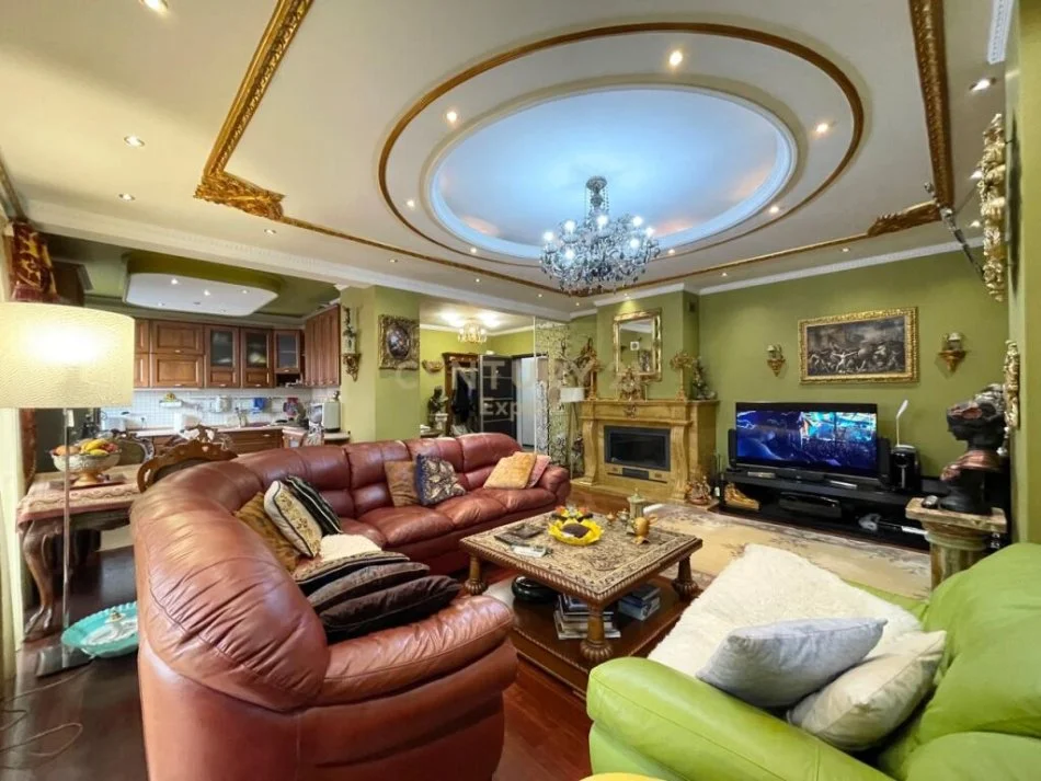 Tirane, jepet me qera apartament 3+1+Ballkon Kati 7, 106 m² 3.300 € (sheshi skenderbeu tek galleria)