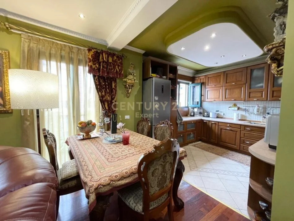 Tirane, jepet me qera apartament 3+1+Ballkon Kati 7, 106 m² 3.300 € (sheshi skenderbeu tek galleria)