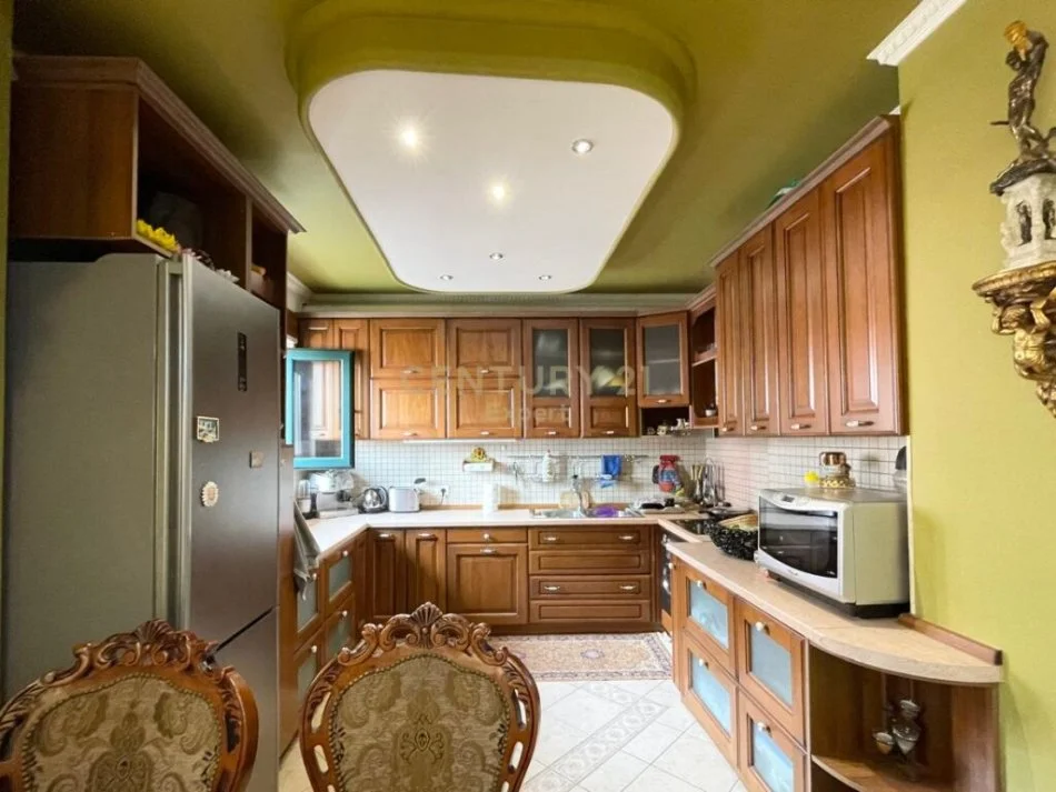 Tirane, jepet me qera apartament 3+1+Ballkon Kati 7, 106 m² 3.300 € (sheshi skenderbeu tek galleria)