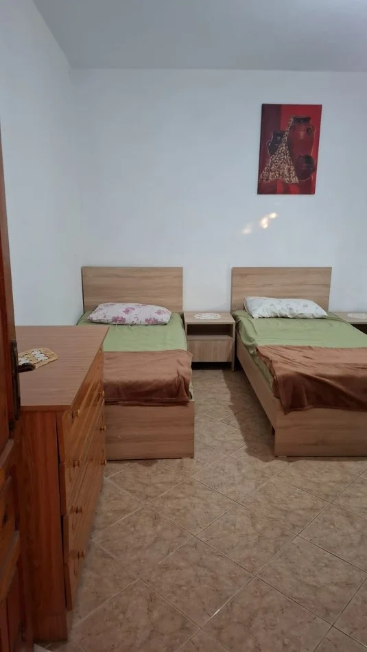 Tirane, jepet me qera apartament 2+1 Kati 1, 75 m² 400 € (Kombinat)