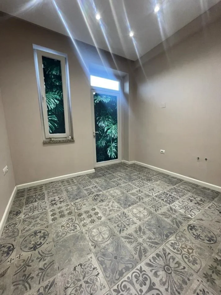 Tirane, jepet me qera apartament 2+1+Ballkon Kati 1, 63 m² 700 € (Stadiumi Dinamo)