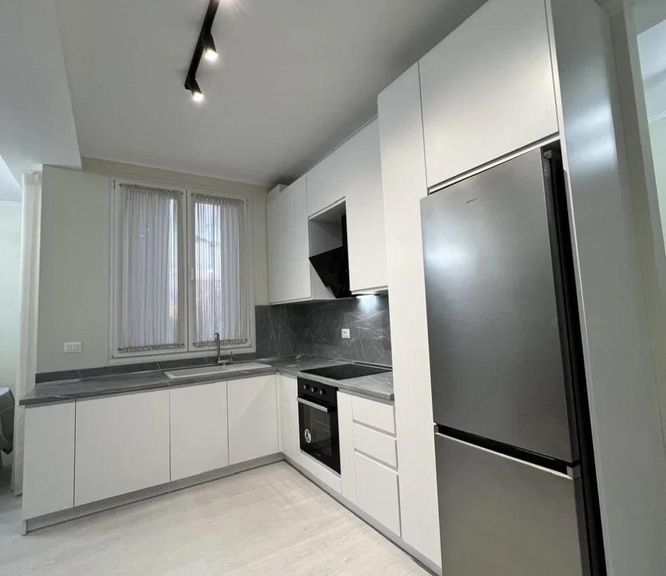 Tirane, jap me qera apartament 2+1+Ballkon Kati 2, 100 m² 700 € (River Residence)