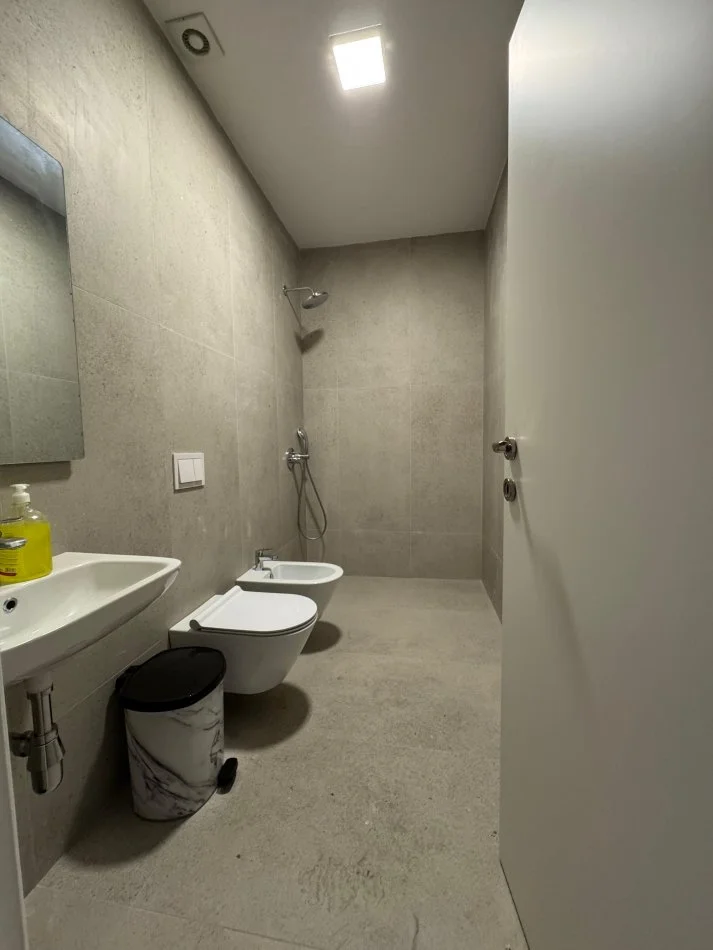 Tirane, jepet me qera apartament 3+1 Kati 1, 115 m² 1.400 € (Rruga e Kosovareve)