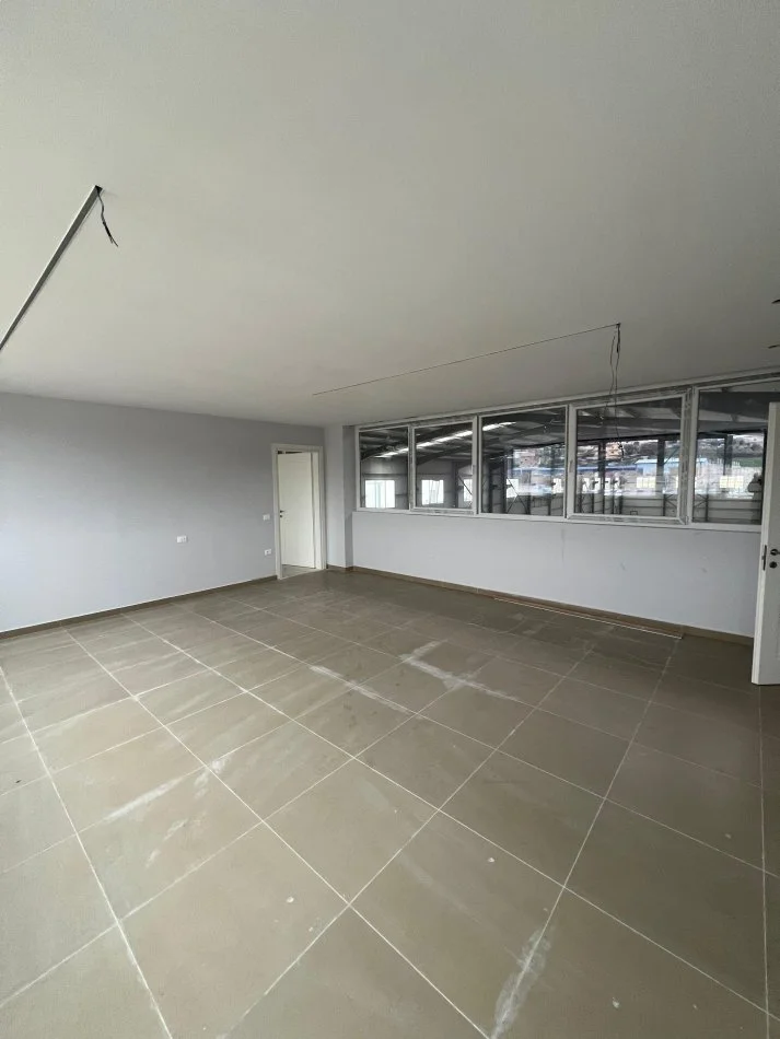 Tirane, jepet me qera ambjent biznesi Kati 0, 4.000 m² 20.000 € (Autostrade Tirane Durres)