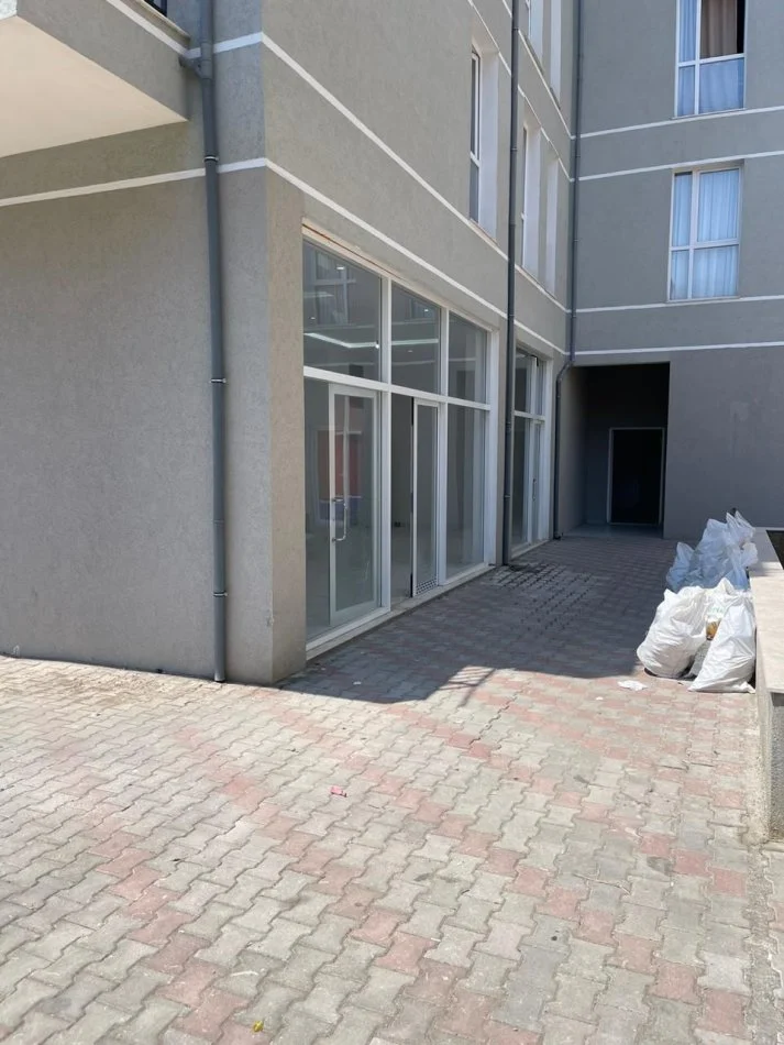 Tirane, jepet me qera dyqan Kati 0, 80 m² 800 € 