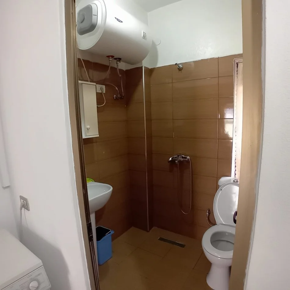 Tirane, jepet me qera apartament 1+1 Kati 2, 77 m² 350 € (Rruga Lucie Miloti)