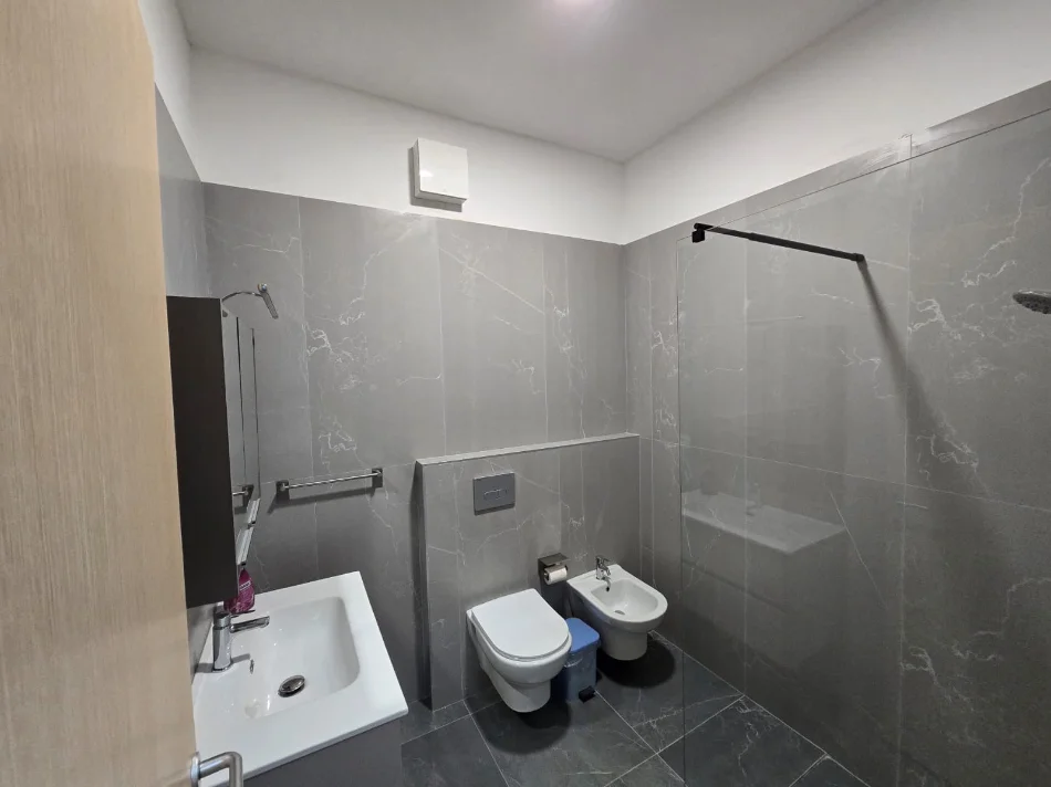 Tirane, jepet me qera apartament 2+1+post parkimi Kati 1, 90 m² 680 € (Tirana Uptown perballe Concord Center)