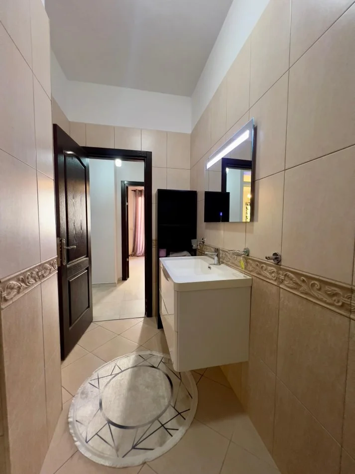 Tirane, jepet me qera apartament 2+1+Ballkon Kati 2, 103 m² 650 € (george washington)
