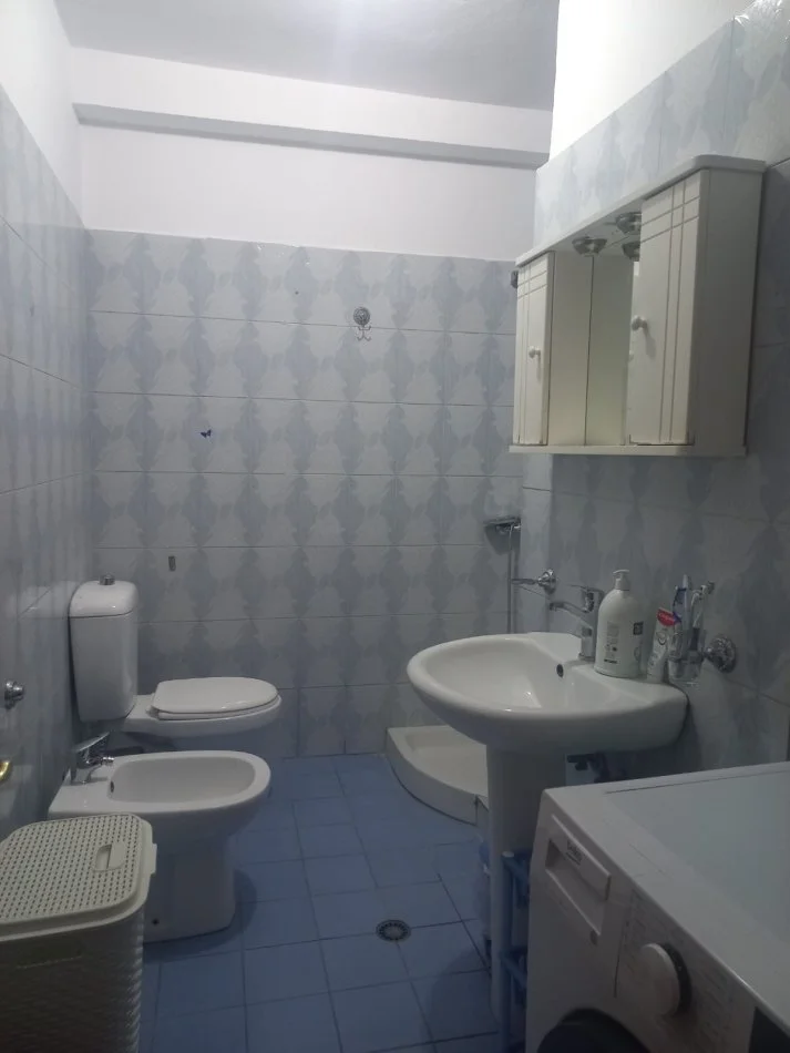 Tirane, jepet me qera apartament 2+1+Aneks+Ballkon Kati 4, 105 m² 700 € (qender)