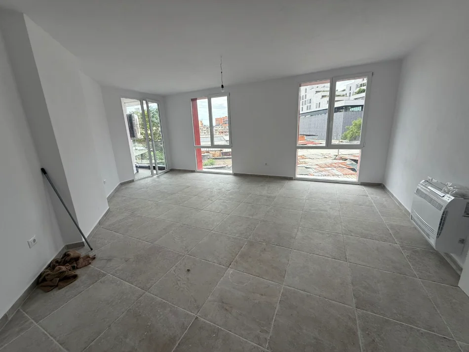 Tirane, jepet me qera apartament 2+1 Kati 1, 98 m² 700 € (Farmacia 10)