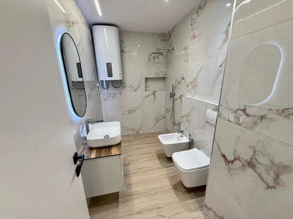 Tirane, shitet apartament 2+1+Ballkon Kati 2, 93 m² 265.000 € (Rruga Him Kolli)