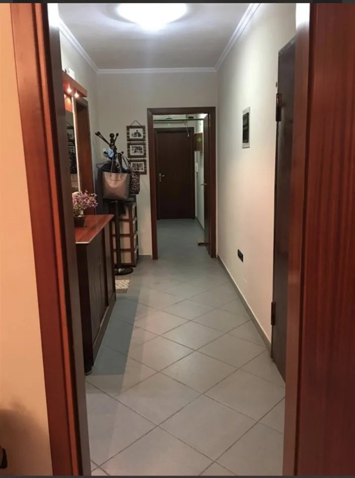 Tirane, jepet me qera apartament 1+1+Ballkon Kati 3, 100 m² 500 € (Mine Peza)