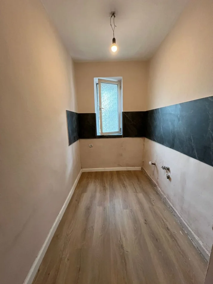 Shitet, Apartament 1+1, në Rrugën e Dibrës, Shkolla e Bashkuar