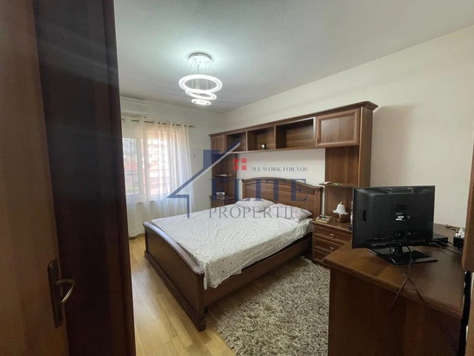 Tirane, jepet me qera apartament 1+1+Ballkon Kati 4, 65 m² 550 € 