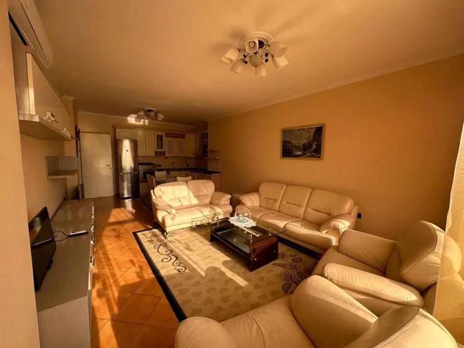 Tirane, jepet me qera apartament 2+1+Aneks+Ballkon Kati 5, 85 m² 550 € (Rruga Kavajes)