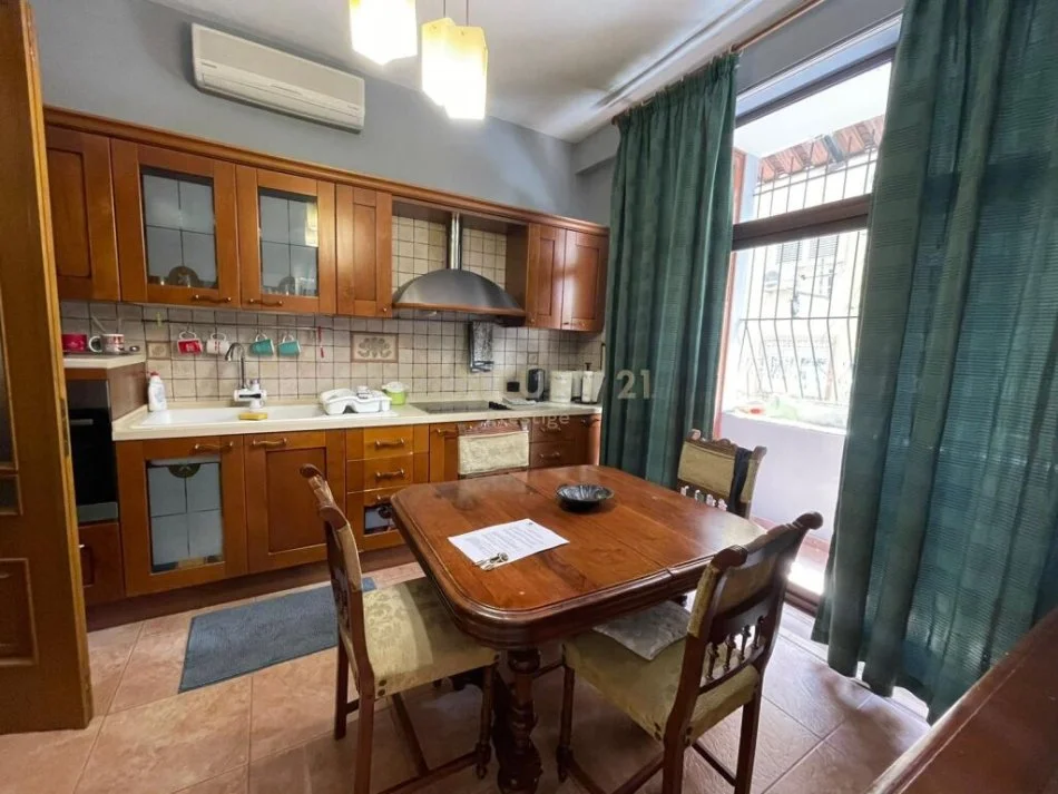 Tirane, jepet me qera apartament 2+1 , 650€ (Pallatet Agimi)