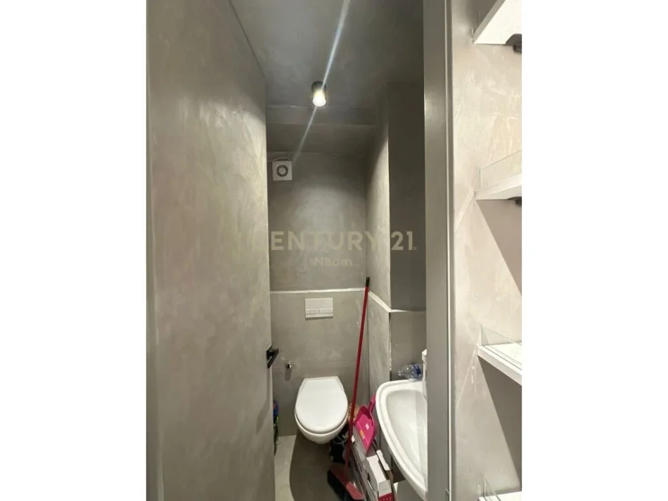 Tirane, shes dyqan , Kati 0, 17 m² 220,000 € (Ish Blloku)