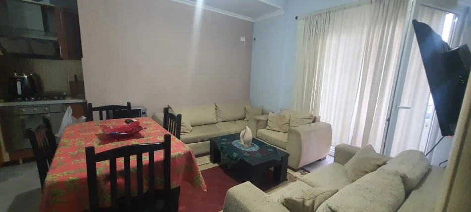 Tirane, jepet me qera apartament 1+1+Ballkon Kati 4, 60 m² 300 € (rruga Muhamed Deliu)