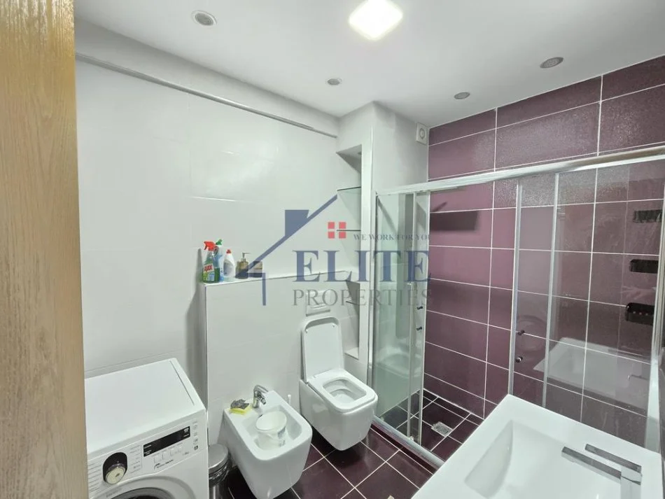 Tirane, jepet me qera apartament 2+1+Ballkon Kati 10, 100 m² 800 € (Komuna e Parisit)