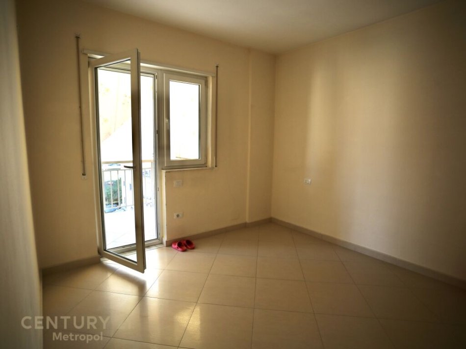 Tirane, shes apartament 2+1+Ballkon, Kati 5, 98 m² 180,000 € (Ali Demi)