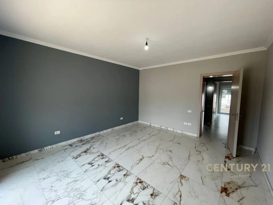 Tirane, jepet me qera shtepi 3+1+Aneks+Ballkon , 130 m² 600 € (Sauk i Ri)