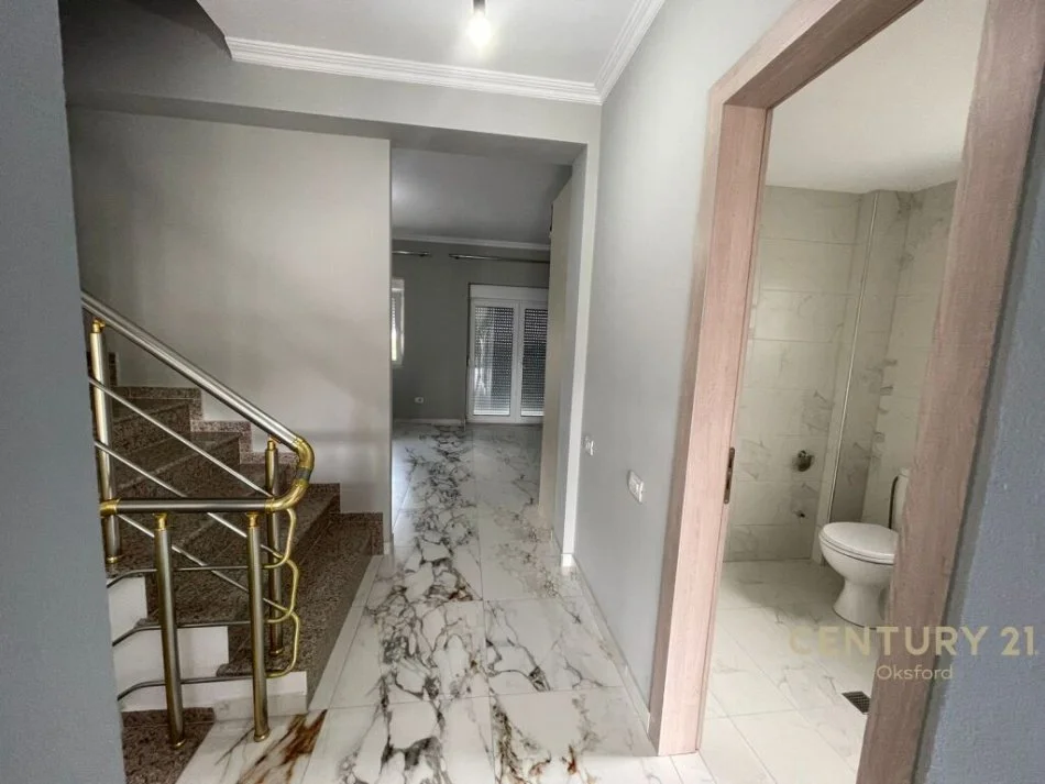 Tirane, jepet me qera shtepi 3+1+Aneks+Ballkon , 130 m² 600 € (Sauk i Ri)