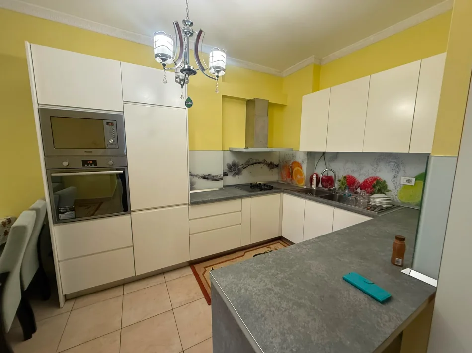 Tirane, jepet me qera apartament 2+1+Ballkon Kati 3, 110 m² 500 € (rruga pavarsia)