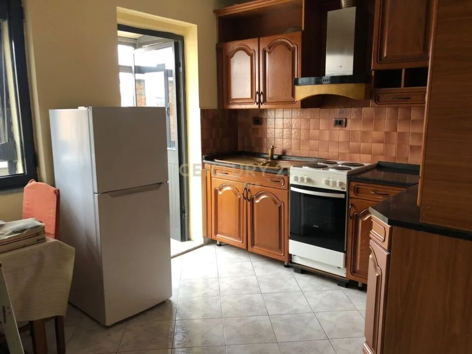 Tirane, jepet me qera apartament 2+1+Ballkon Kati 5, 82 m² 450 € (Ish Restorant Durresi)