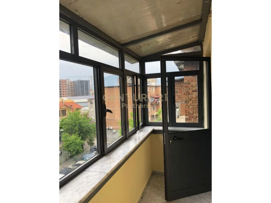 Tirane, jepet me qera apartament 2+1+Ballkon Kati 5, 82 m² 450 € (Ish Restorant Durresi)