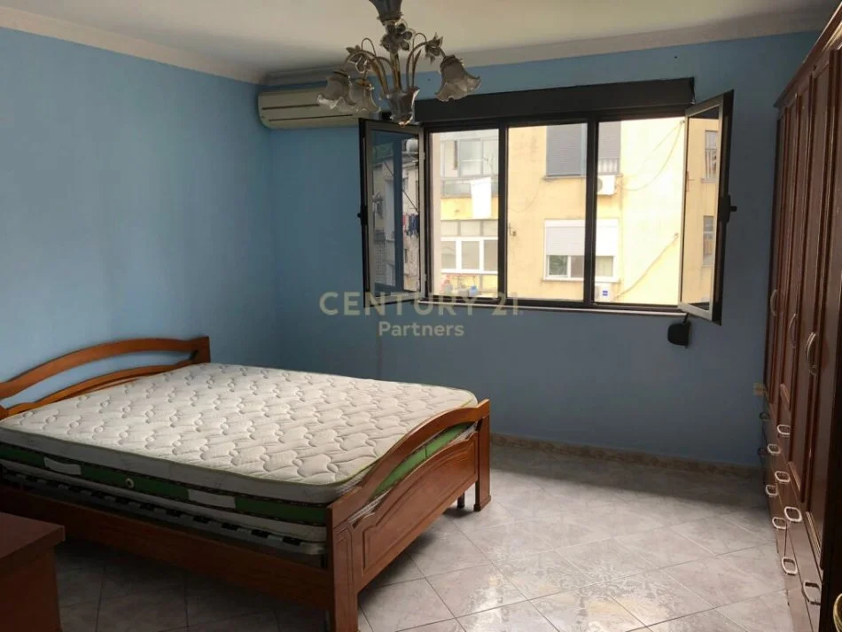 Tirane, jepet me qera apartament 2+1+Ballkon Kati 5, 82 m² 450 € (Ish Restorant Durresi)