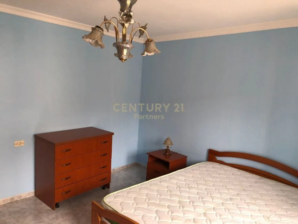 Tirane, jepet me qera apartament 2+1+Ballkon Kati 5, 82 m² 450 € (Ish Restorant Durresi)