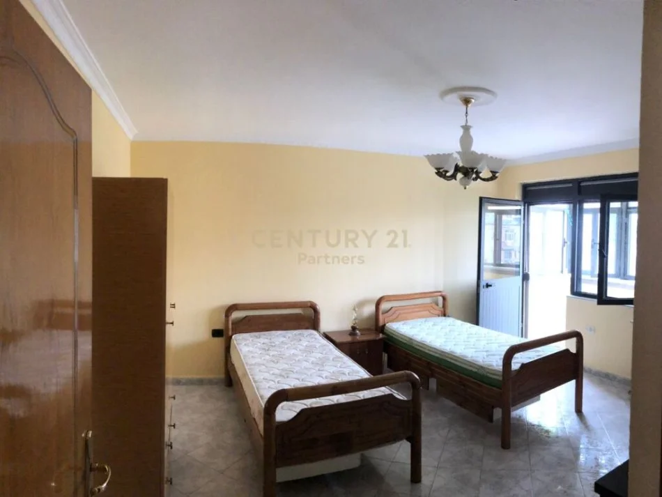 Tirane, jepet me qera apartament 2+1+Ballkon Kati 5, 82 m² 450 € (Ish Restorant Durresi)