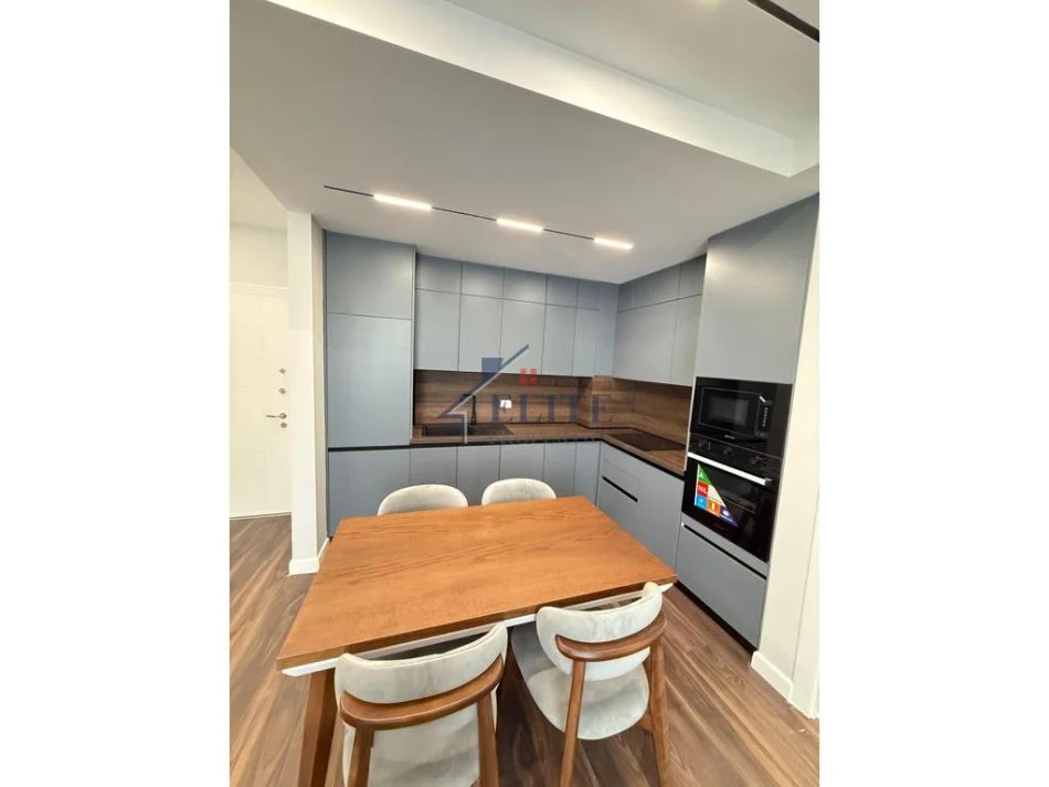 Tirane, jepet me qera apartament 2+1+Ballkon Kati 3, 100 m² 1.000 € (Ish Fusha e Aviacionit)