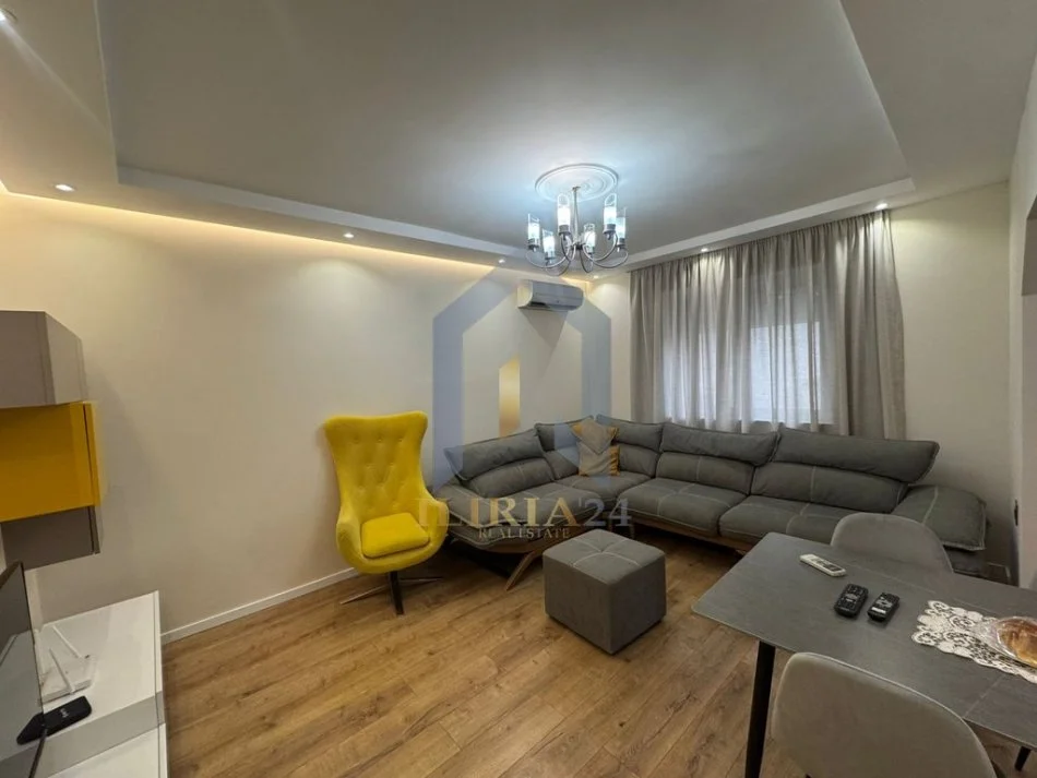 Tirane, jap me qera apartament 2+1+Ballkon Kati 3, 98 m² 800 € (21 Dhjetori)