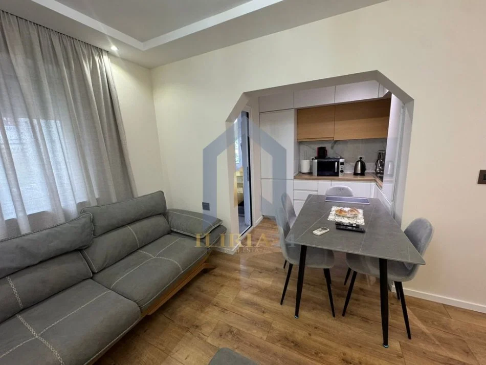 Tirane, jap me qera apartament 2+1+Ballkon Kati 3, 98 m² 800 € (21 Dhjetori)