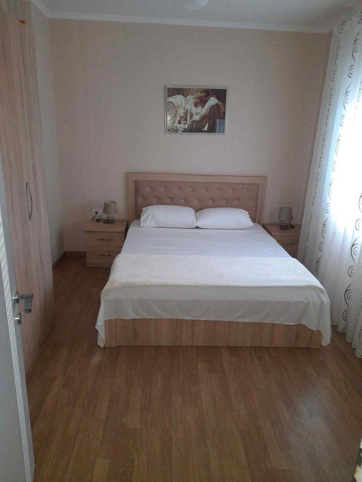 Pogradec, jepet me qera apartament 1+1+Ballkon Kati 2, 65 m² 40 € (RR. 10DESHMORET E POJSKES PALLATI MISTA CICI)