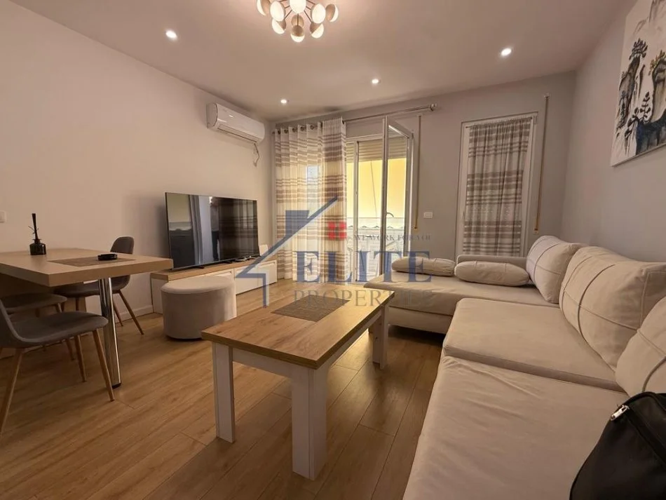 Tirane, jepet me qera apartament 2+1+Ballkon Kati 4, 100 m² 900 € 