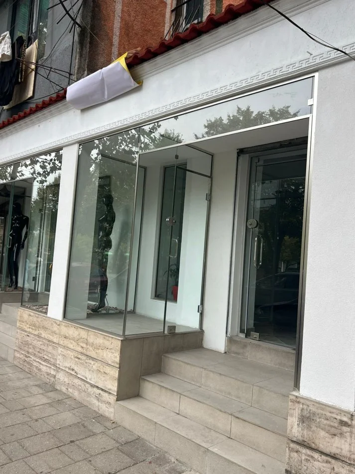 Tirane, jepet me qera ambjent biznesi Kati 0, 40 m² 850 € (Bulevardi Bajram Curri)