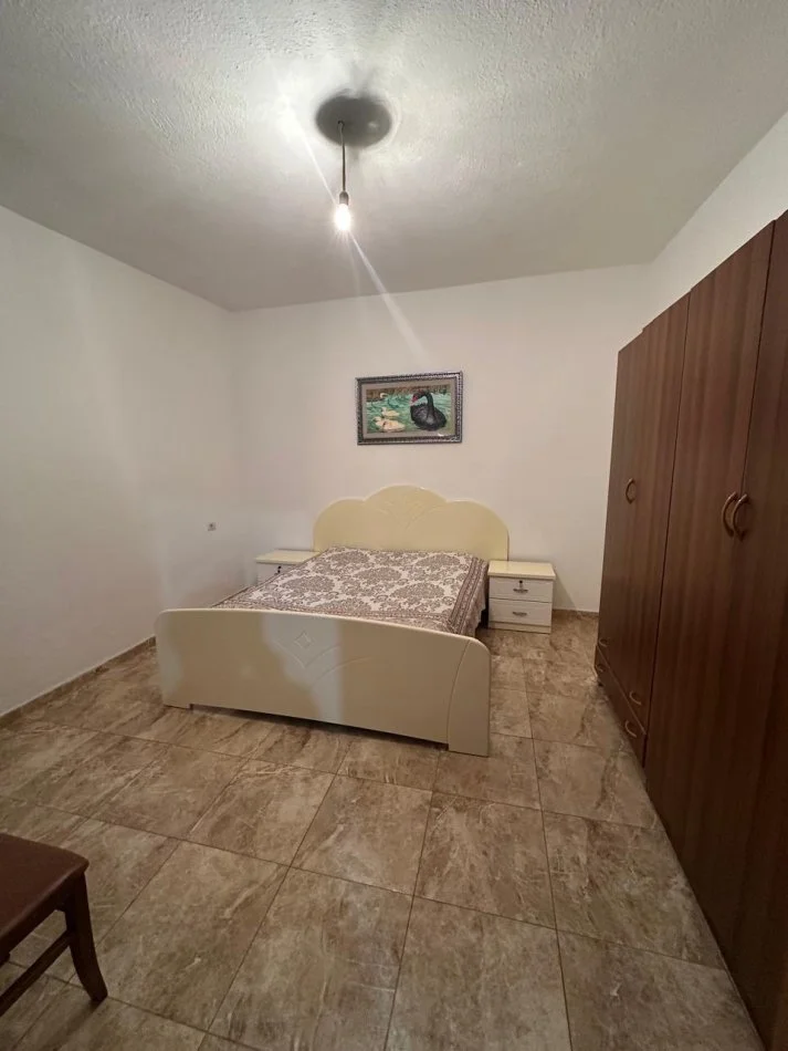 Tirane, jepet me qera apartament 2+1 , 300 € (Shkolla Murat Toptani)
