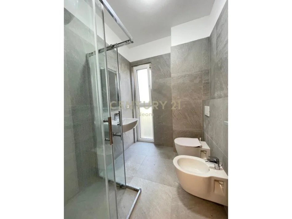 Tirane, jepet me qera apartament 1+1+Ballkon Kati 0, 64 m² 700 € (liqeni)