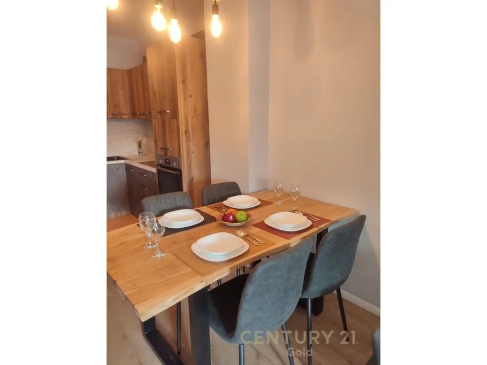 Tirane, jepet me qera apartament 2+1+Ballkon, Kati 3, 113 m² 700 € (Kompleksi Star,21 Dhjetori)