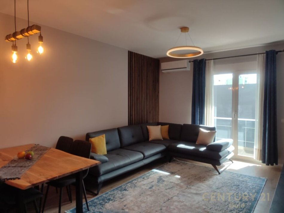 Tirane, jepet me qera apartament 2+1+Ballkon, Kati 3, 113 m² 700 € (Kompleksi Star,21 Dhjetori)