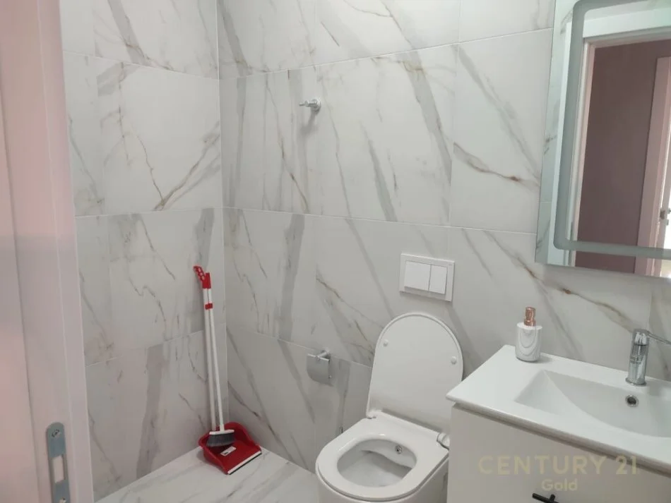 Tirane, jepet me qera apartament 2+1+Ballkon, Kati 3, 113 m² 700 € (Kompleksi Star,21 Dhjetori)